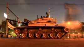 Tenk ispred predsjedničke palate u Kairu, 10. decembar 2012.