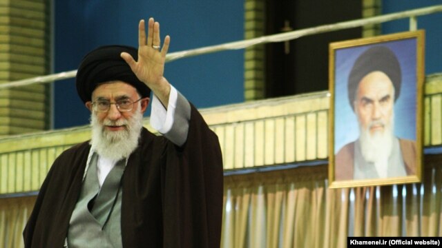 O aiatolá Ali Khamenei tem a palavra final sobre assuntos políticos e religiosos sob o sistema clerical do Irã dominado.