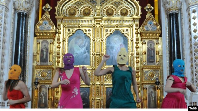 Ռուսաստան -- Pussy Riot փանք-ռոք խմբի անդամները Պուտինի դեմ բողոք-երգ են կատարում Քրիստոս Ամենափրկիչ եկեղեցում, 21-ը փետրվարի, 2012թ․