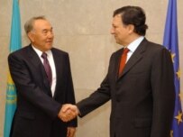 Nazarbaev (left) and the EU's Jose Manuel Barroso in Brussels on December 4 (official site)