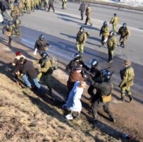 Police detaining demonstrators in Minsk on March 25 (RFE/RL)