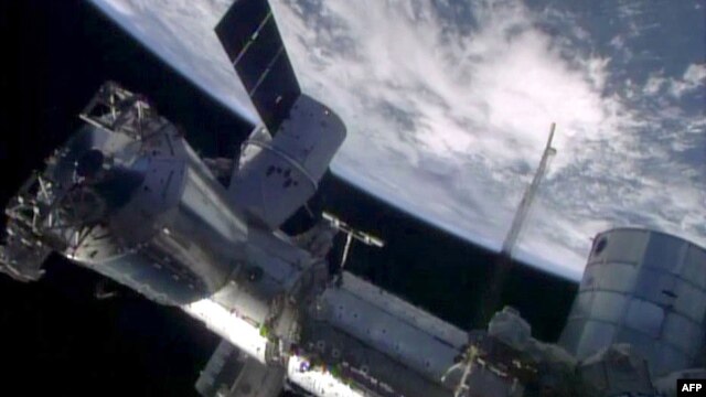 Грузовой корабль частной компании SpaceX, пристыкованный к МКС