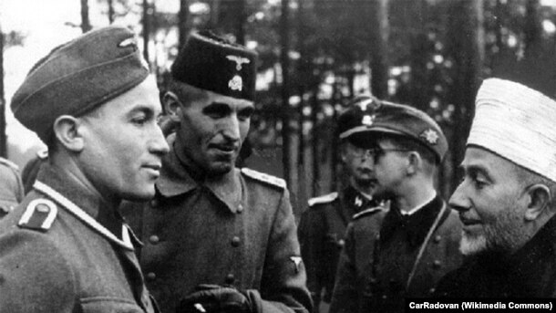 Husein Đozo (drugi s lijeva) u nacističkoj uniformi