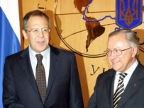 Russian Foreign Minister Sergei Lavrov (left) with his Ukrainian counterpart, Borys Tarasyuk (epa)