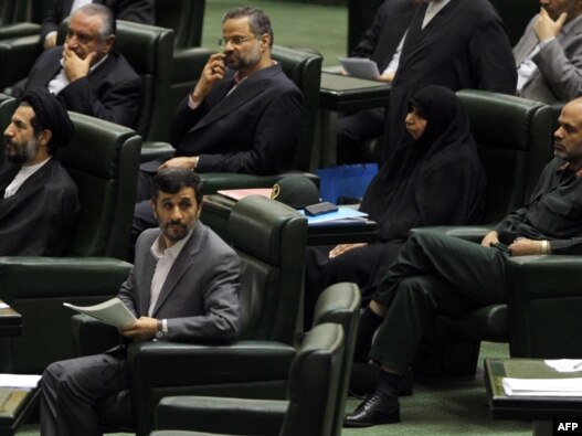 محمود احمدی نژاد در یکی از جلسات سال ۱۳۸۸ مجلس شورای اسلامی