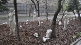 Не нужные магазинам манекены Мария Куликовская использовала в инсталляции "Армия клонов" в "Изоляции" в Донецке