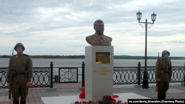 Stalinin monumenti Surgut, Rusiya