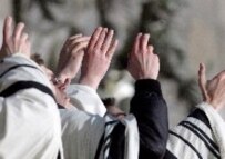Jews pray in front of the Memorial of Heroes of the Warsaw Ghetto, 26 January (epa)