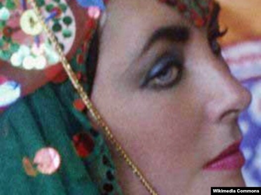 تیلور با لباس سنتی اصفهانی در سفر به ایران، سه سال قبل از انقلاب
