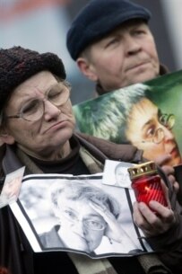 Rally participants honoring Politkovskaya (AFP)