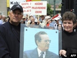 Na protestu 'Stop povećanju plata i penzija političarima' građani su nosili i slike Josipa Broza Tita.