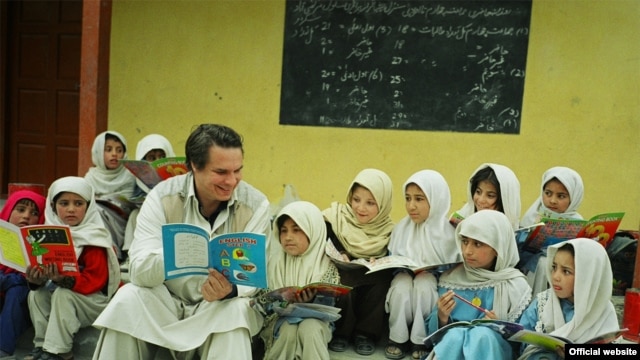 American writer Greg Mortenson with Gultori schoolchildren in Pakistan (undated)