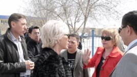 Саясаткер Болат Әбілов Жаңаөзен сотына қатысушылармен сөйлесіп тұр. Ақтау, 10 сәуір 2012 жыл. Андрей Цуканов түсірген сурет.