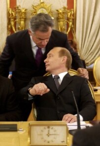 Sergei Yastrzhembsky (standing) with Russian President Vladimir Putin during a Russia-European Union summit in 2005 (ITAR-TASS)