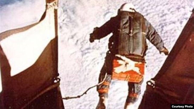 Kittinger steps off the gondola to begin his record-setting free-fall to Earth.