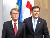 Presidents Yushchenko (left) and Saakashvili hope to receive invites in Bucharest (InterPressNews)