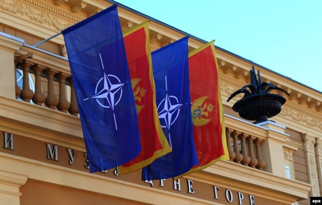 Прапори НАТО та Чорногорії у Цетинє. Грудень 2015 року