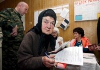 Woman voting in Tskhinvali on November 12 (epa)