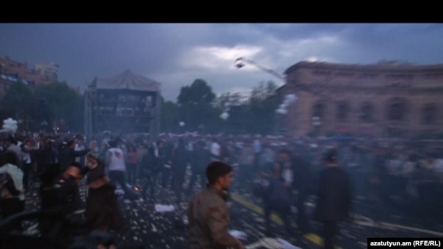 Armenia - Gas-baloons blow up during Republican party's pre-election rally in Yerevan's Republic square, Yerevan, 04May2012