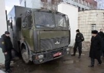 A police truck carrying protesters outside Akrescina Detention/Isolation Center today in Minsk (RFE/RL)