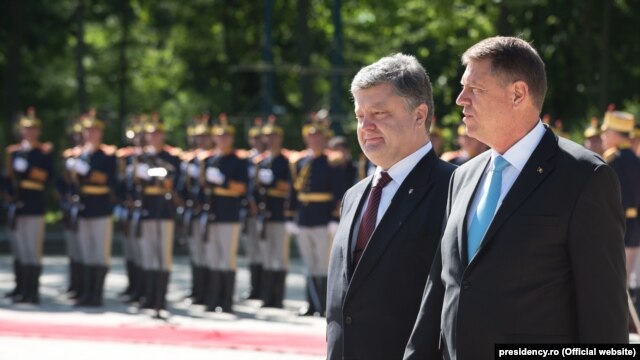 Президент України Петро Порошенко (ліворуч) та президент Румунії Клаус Йоганніс у Бухаресті