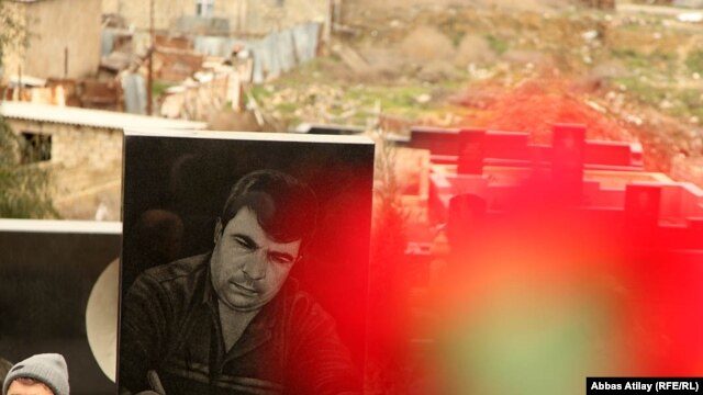 Azerbaijan – Journalists and politicians visit the grave of independent editor Elmar Huseynov, killed in 2005 in Baku, 02Mar2011