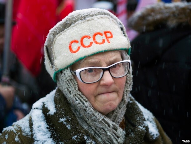 Участница митинга в честь 99-й годовщины Октябрьской революции, Новосибирск, 7 ноября 2016 года