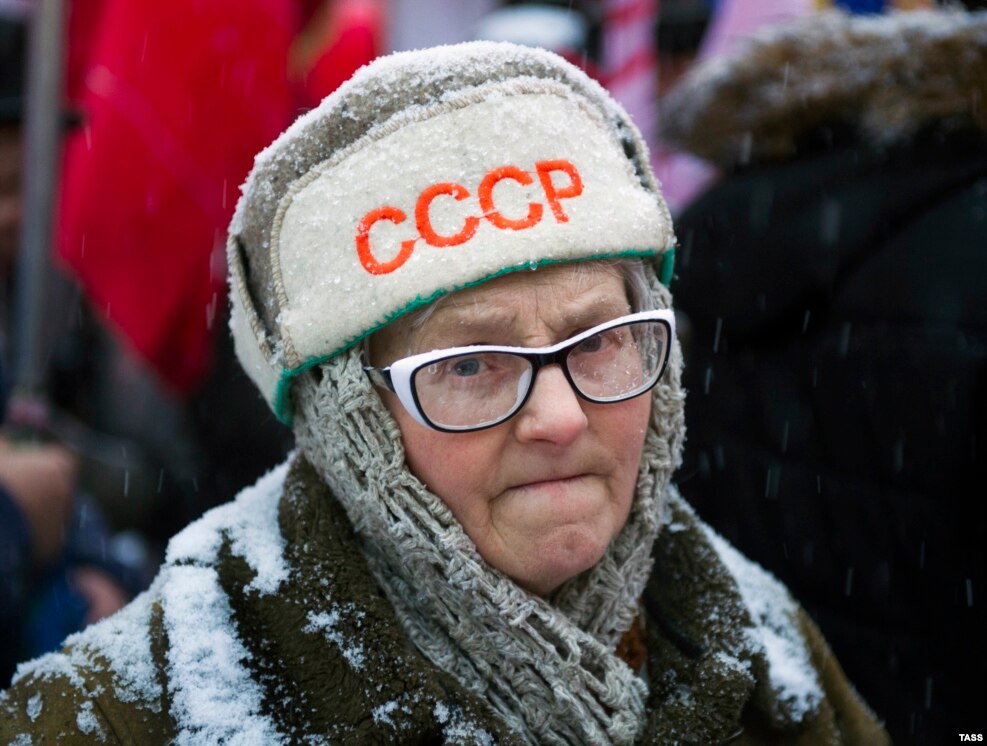 Участница митинга в честь 99-й годовщины Октябрьской революции, Новосибирск, 7 ноября 2016 года