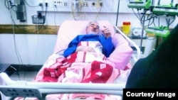 An undated photograph that appeared on the Facebook page of the daughter of Iranian Green movement leader Mir Hussein Musavi, apparently showing him in a hospital bed.