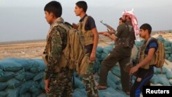 مقاتلون من أبناء العشائر في الأنبار
