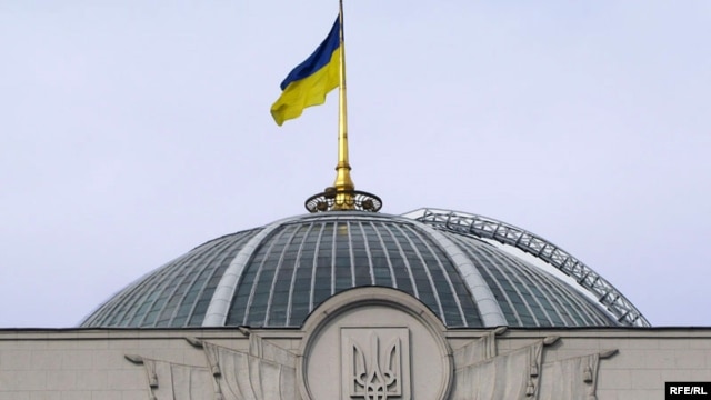 Ukraine -- Parliament cupola with flag, Kyiv, 06Jul2008