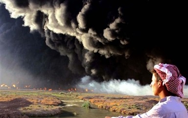 U.S. and British officials have accused Iran of supporting attacks in Iraq (file photo)