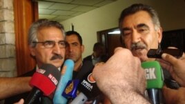 قادر الحاج (يمين) والملا بختيار في مؤتمر صحفي بالسليماينة