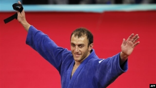 Irakli Tsirekidze accepted his gold with a message in hand