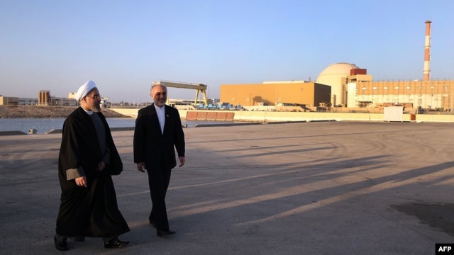 حسن روحانی، رییس جمهوری در کنار علی اکبر صالحی، رییس سازمان انرژی اتمی ایران، نیروگاه اتمی بوشهر