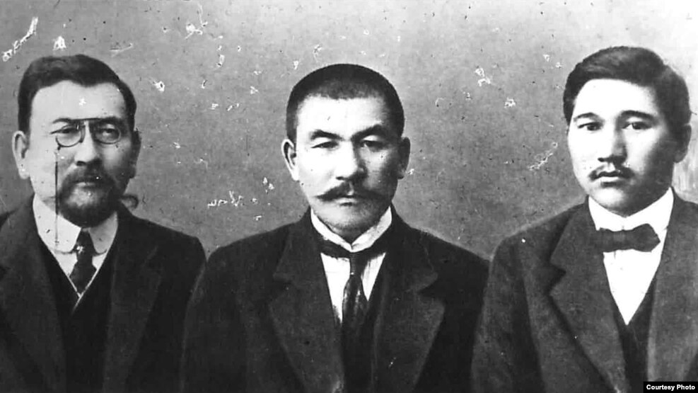 Alaş qozğalısı men Alaşorda avtonomiyasınıñ jetekşileri (soldan oñğa) Ahmet Baytwrsınov, Älihan Bökeyhanov jäne Mirjaqıp Dulatov. (Körneki suret)