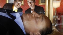 Figura de ceară a lui Silvio Berlusconi expusă de artiştii Antonio Garullo şi Mario Ottocento la expoziţia "Visul italianului"