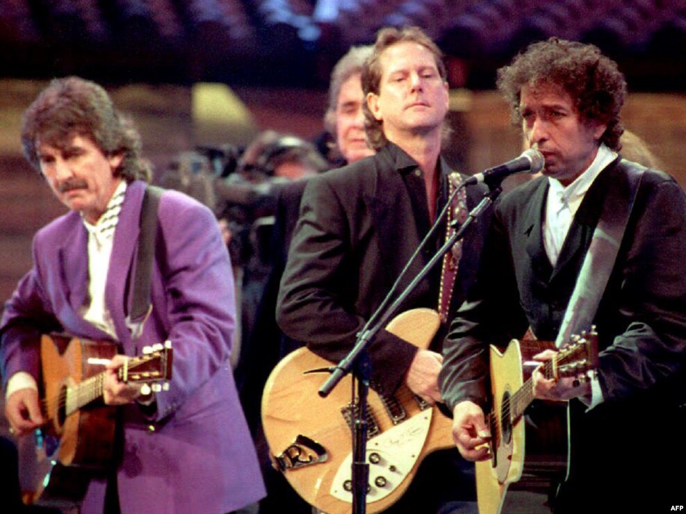 Октябрь 1992 года. Дилан, Джордж Харрисон, Джонни Кэш и Роджер Макгинн на праздновании 30-й годовщины дебютного альбома Дилана.