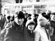 Молодые люди идут на центральную площадь, где проходят Декабрьские волнения. Алматы, декабрь 1986 года. (Фото из государственного архива Алматы). 