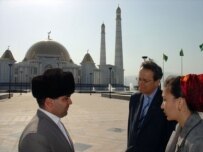 Marc Perrin de Brichambaut speaking with citizens in Ashgabat earlier this month (OSCE)