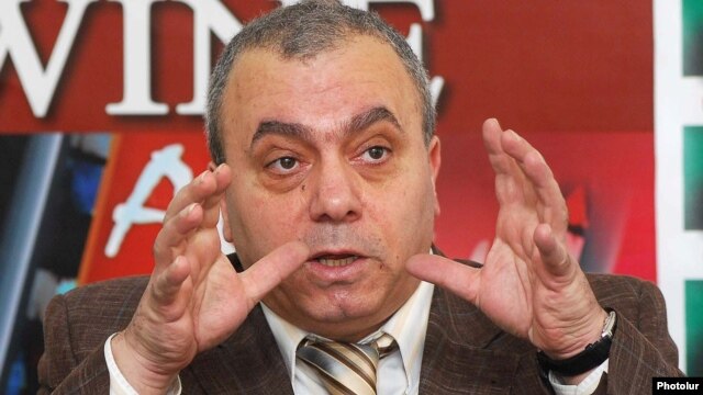Armenia -- Former prime minister Hrant Bagratian at a press conference in Yerevan, 24Feb2010