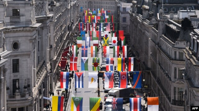 Zastave zemalja učesnica OI u centru Londona