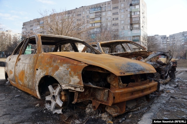 Остовы машин, сгоревших в результате обстрела Мариуполя 