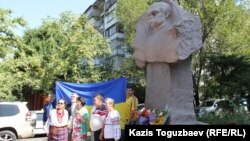 Украина тәуелсіздігінің 25 жылдығына арналған шараға қатысқандар Тарас Шевченконың ескерткішіне гүл қойды. Алматы, 24 тамыз 2016 жыл.