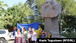 Участники возложения цветов к памятнику Тарасу Шевченко под государственным флагом Украины. Алматы, 24 августа 2016 года.