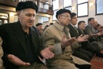 Bosnian Muslims praying in the town of Vrbanja (epa file photo)
