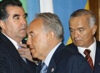 Tajik President Imomali Rakhmonov (left) with Uzbek President Islam Karimov with Kazakh President Nursultan Nazarbaev in the foreground (file photo) (ITAR-TASS)