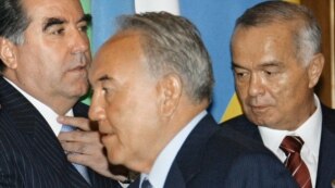 Президенты Таджикистана Эмомали Рахмон (крайний слева), Казахстана - Нурсултан Назарбаев (в центре) и Узбекистана - Ислам Каримов (крайний справа) на неформальном саммите СНГ. Москва, 8 мая 2005 года. 