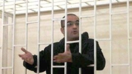 Азәрбайҗанда журналист Әйнулла Фатуллаев рөхсәтсез наркотик ташуда гаепләнеп 2010 елда 2 ел 6 ай төрмәгә хөкем ителде
