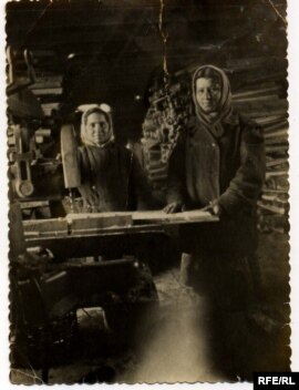 Депортовані кримські татарки на лісозаготовках у висланні на Уралі, 1953 рік.